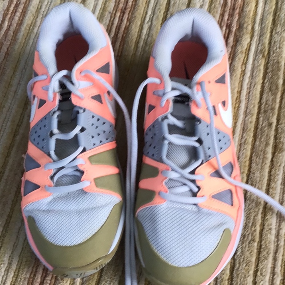 Tennis shoes
